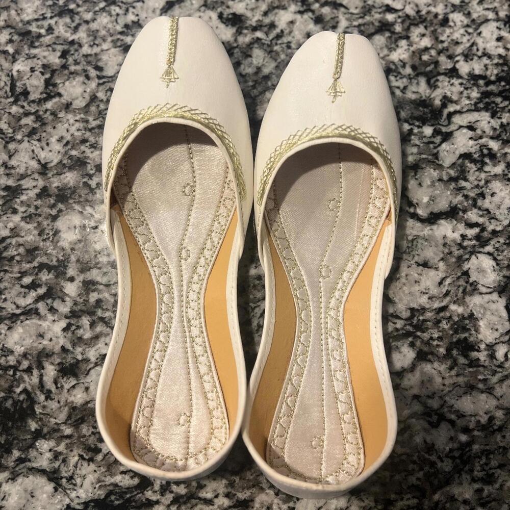 Elegant White Khussa Shoes with Intricate Gold Thread Work – Pakistani, Indian